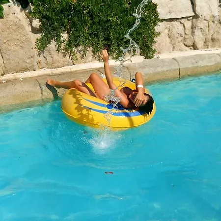 Universal بافوس